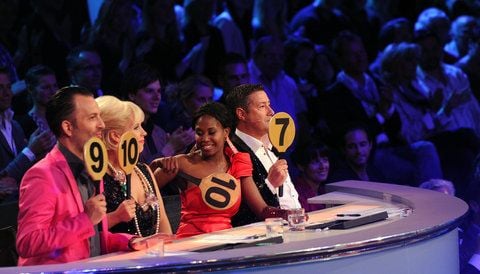 Die damaligen Juroren Roman Frieling (v.l.), Maite Kelly, Motsi Mabuse und Joachim Llambi zeigen im Coloneum in Köln in der RTL-Tanzshow «Let's Dance» ihre Wertung. (ARCHIVFOTO: DPA)