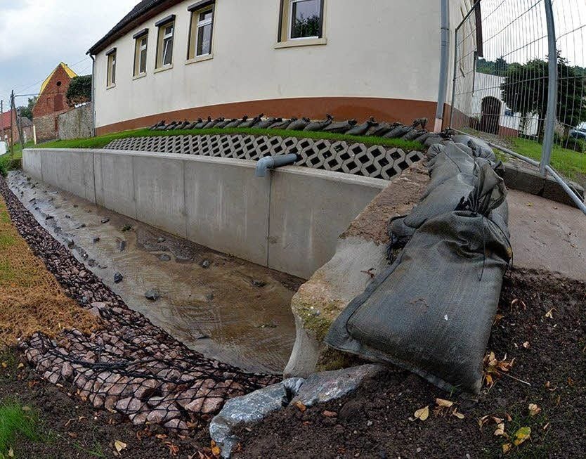 Diese Betonmauer reicht dem Ortsbürgermeister nicht.
