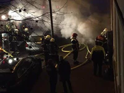 In die Kurt-Weill-Straße wurde die Feuerwehr am Neujahrstag um 0.55 Uhr gerufen. Vermutlich durch einen Silvesterböller geriet im Keller gelagertes Material in Brand.