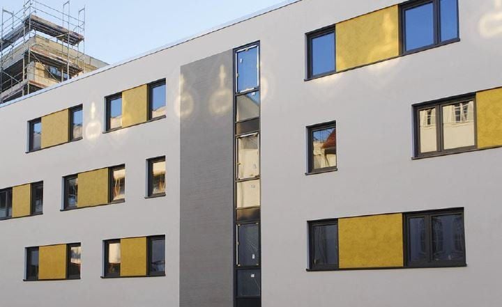 An den Häusern Kurt-Eisner-Straße 8 und 9 sind die straßenseitigen Fassaden bereits fertiggestellt.