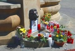 Kerzen und Blumen am Mittwoch (24.05.2006) für die ermordete Jennifer W. am Barbara-Uthmann-Brunnen am Markt von Annaberg-Buchholz (Sachsen). (Foto: dpa)