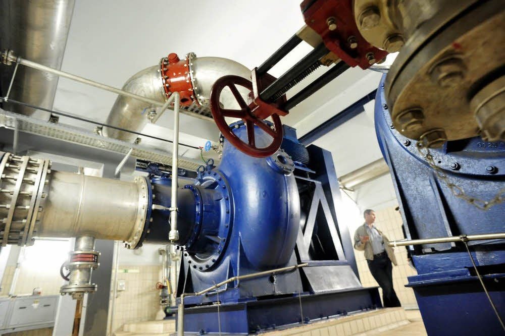 Die größten Pumpen in der Kläranlage: Mit 250 Kilowatt wird das Abwasser hier gehoben, um weiterverarbeitet werden zu können - 24 Stunden am Tag, 365 Tage im Jahr. Macht einen Stromverbrauch, der sich sehen lassen kann.