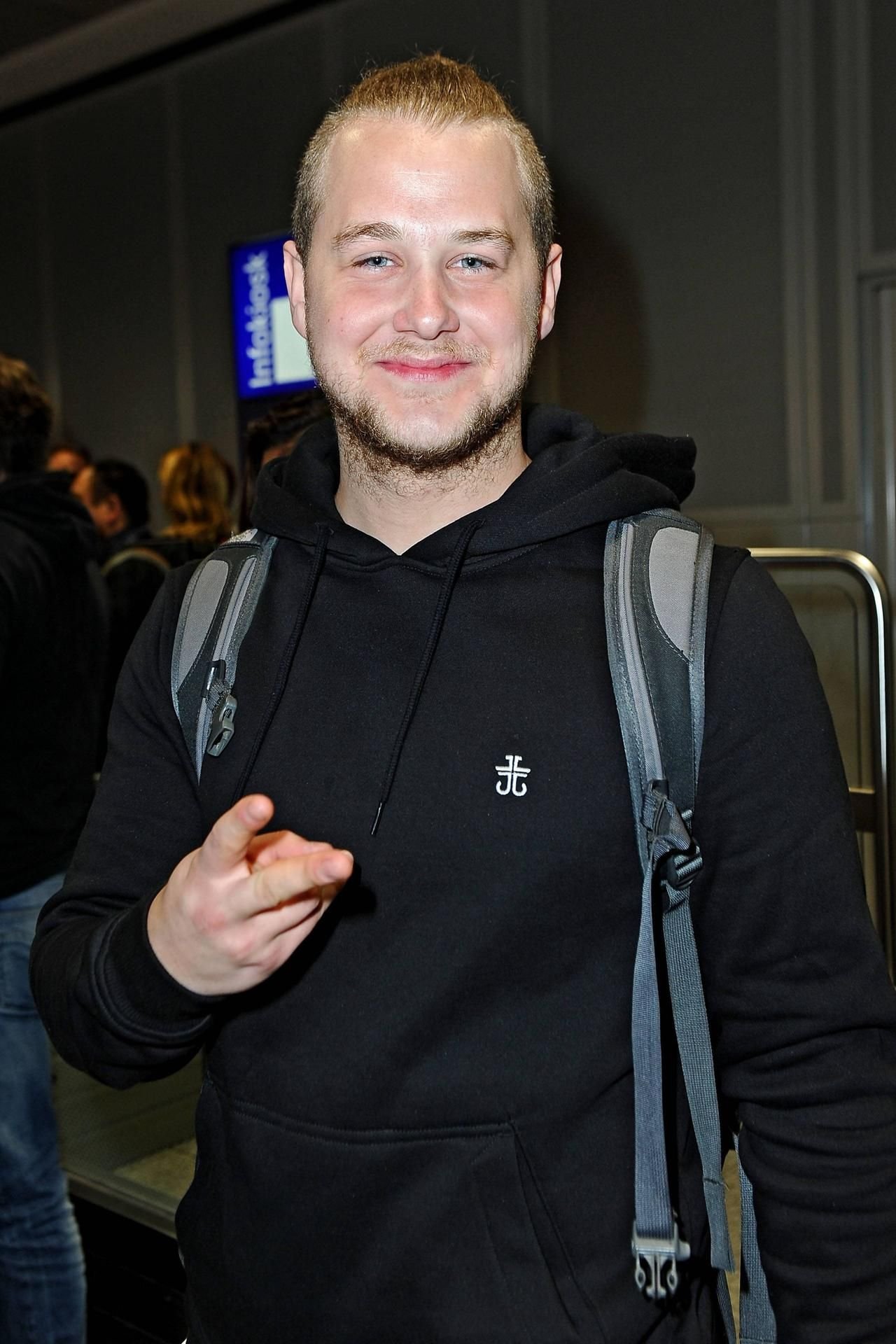 Felix van Deventer ist bekannt aus der RTL-Serie „Gute Zeiten, schlechte Zeiten" als Jonas Seefeld. In 13. Staffel des RTL-Formats „Ich bin ein Star, holt mich hier raus" wurde er Vize-Dschungelkönig.