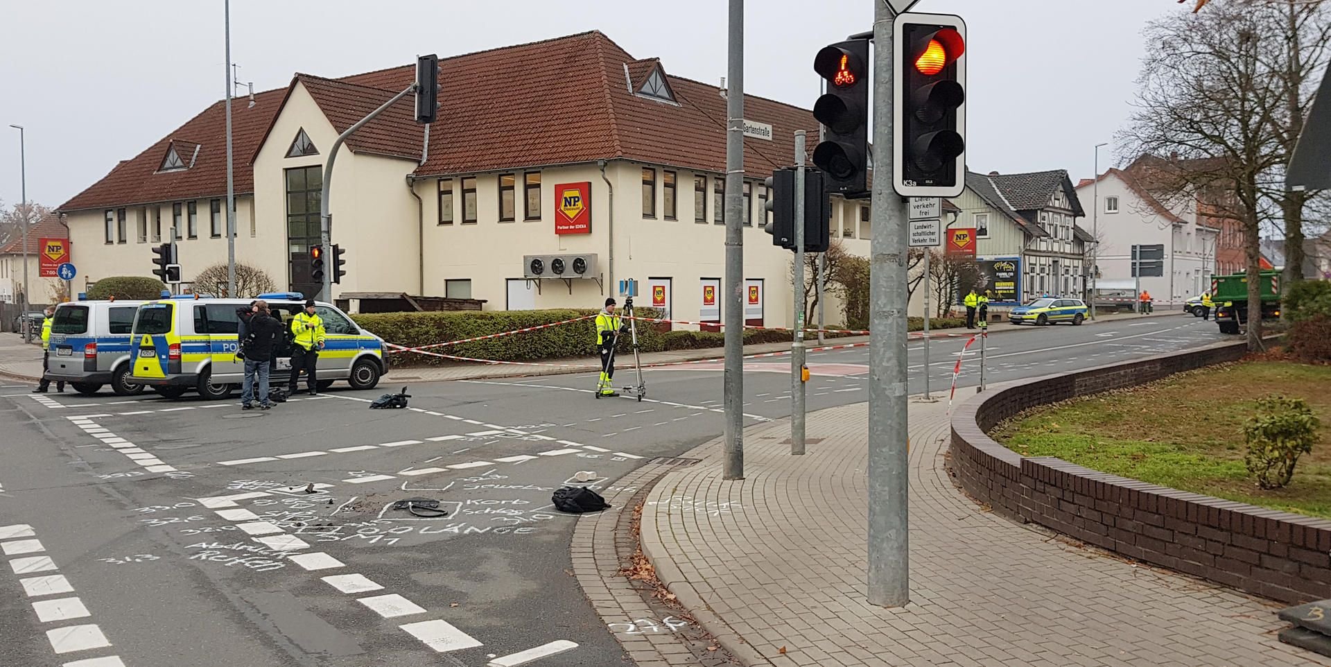 Polizisten stehen nach einem tödlichen Verkehrsunfall an einer Kreuzung. Ein 16-jähriges Mädchen ist von einem rechts abbiegenden Lkw erfasst und tödlich verletzt worden.