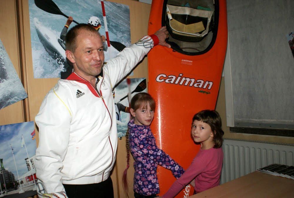 Michael Trummer war zweimal als Sportler und in London 2012 als Trainer. Gestern war er mit seinem Rennboot in der Grundschule Bergsiedlung zu Gast. Laura Jacob (links) und Leonie Jaszkowiak holen es hervor.