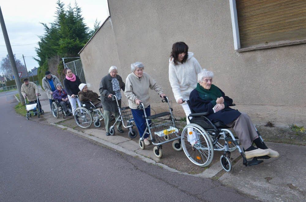 Ob im Rollstuhl oder mit dem Rollator - der Weg in Richtung Park ist für die Senioren und ihre Begleiter sehr beschwerlich.