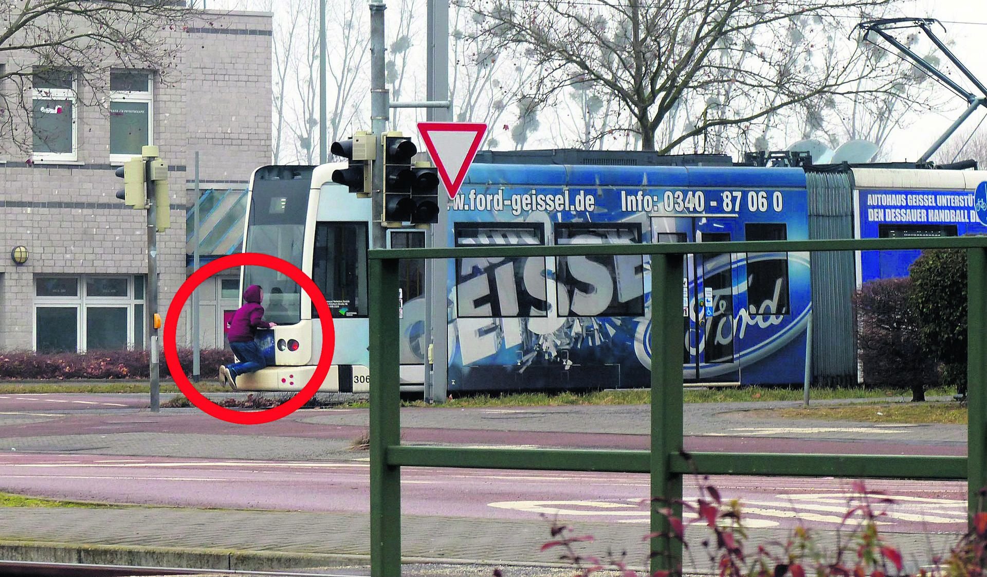 Gefährliche Mutprobe: Dieser Junge krallt sich am Heck der Straßenbahn in Dessau fest, um noch ein paar Meter mitzufahren. Dieses Bild macht Christine Schwarzer aus Dessau über Nacht regelrecht berühmt.