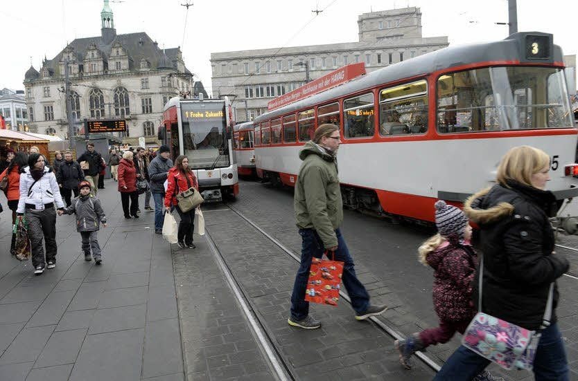 Fußgänger und Bahnen kommen sich auf dem Marktplatz in Halle oft gefährlich nah - vor allem in der Weihnachtszeit.