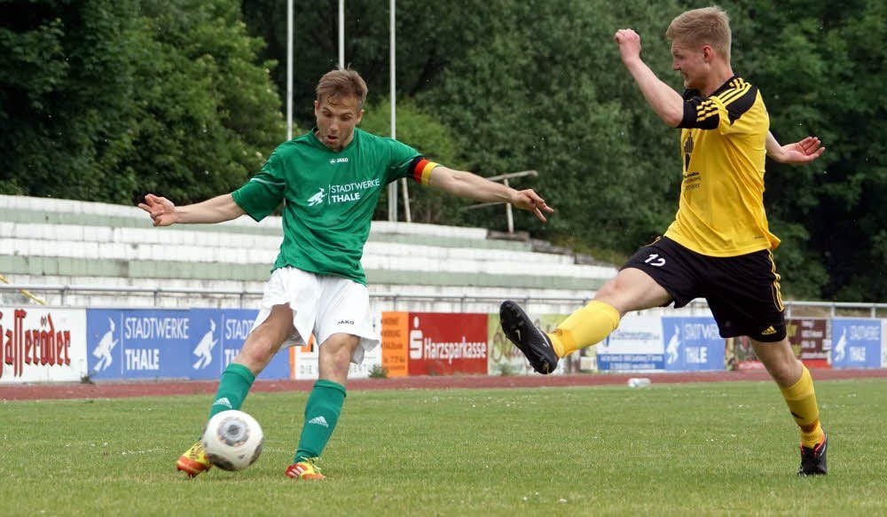 Thales Kapitän Artjoms Lonscakovs (l.) machte in Schlanstedt das 1:1, verpasste dann aber zweimal im Nachsetzen.