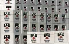 Stapelweise stehen Bierkästen am Montag (01.02.2005) am Werkseingang der Berliner Kindl Brauerei in Berlin. (Foto: dpa)