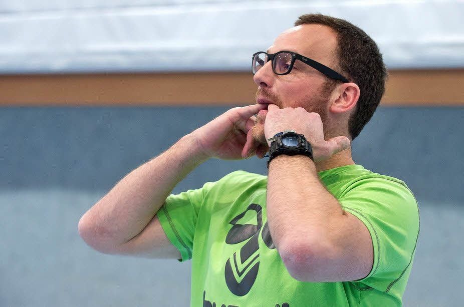 Grün ist die Farbe der Hoffnung: Daniel Lang bei seiner ersten Einheit als Trainer beim Bundesligisten CV Mitteldeutschland.