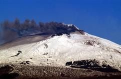 Blick auf einen Krater im Südosten des rund 3300 Meter hohen Vulkans Ätna auf Sizilien, der am Wochenende aktiv geworden ist. (Foto: dpa)