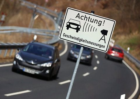Wenn kein Schild vor Radarkontrollen warnt, übernehmen das Geräte und Programme. Deren Gebrauch während der Fahrt ist aber verboten. (FOTO: DPA)