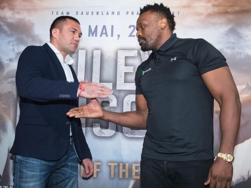 Kubrat Pulev (l) und Dereck Chisora am 15.03.2016 in Hamburg. Foto: Christian Charisius