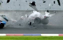 Der Rennwagen des Italieners Alex Zanardi (M, Honda Reynard) kollidiert am Samstag während des "American Memorial" auf dem südbrandenburgischen Lausitzring bei der Ausfahrt aus der Boxengasse nach einem Dreher mit dem des Kanadiers Alex Tagliani (l). Zanardi wurde mit dem Hubschrauber in eine Spezialklinik in Doberlug-Kirchhain geflogen.
