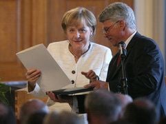 Bundeskanzlerin Angela Merkel (CDU) nimmt vom Dekan Tilman Butz, Fakultät für Physik und Geowissentschaften der Universität Leipzig, die Ehrendoktorwürde entgegen. (Foto: dpa)