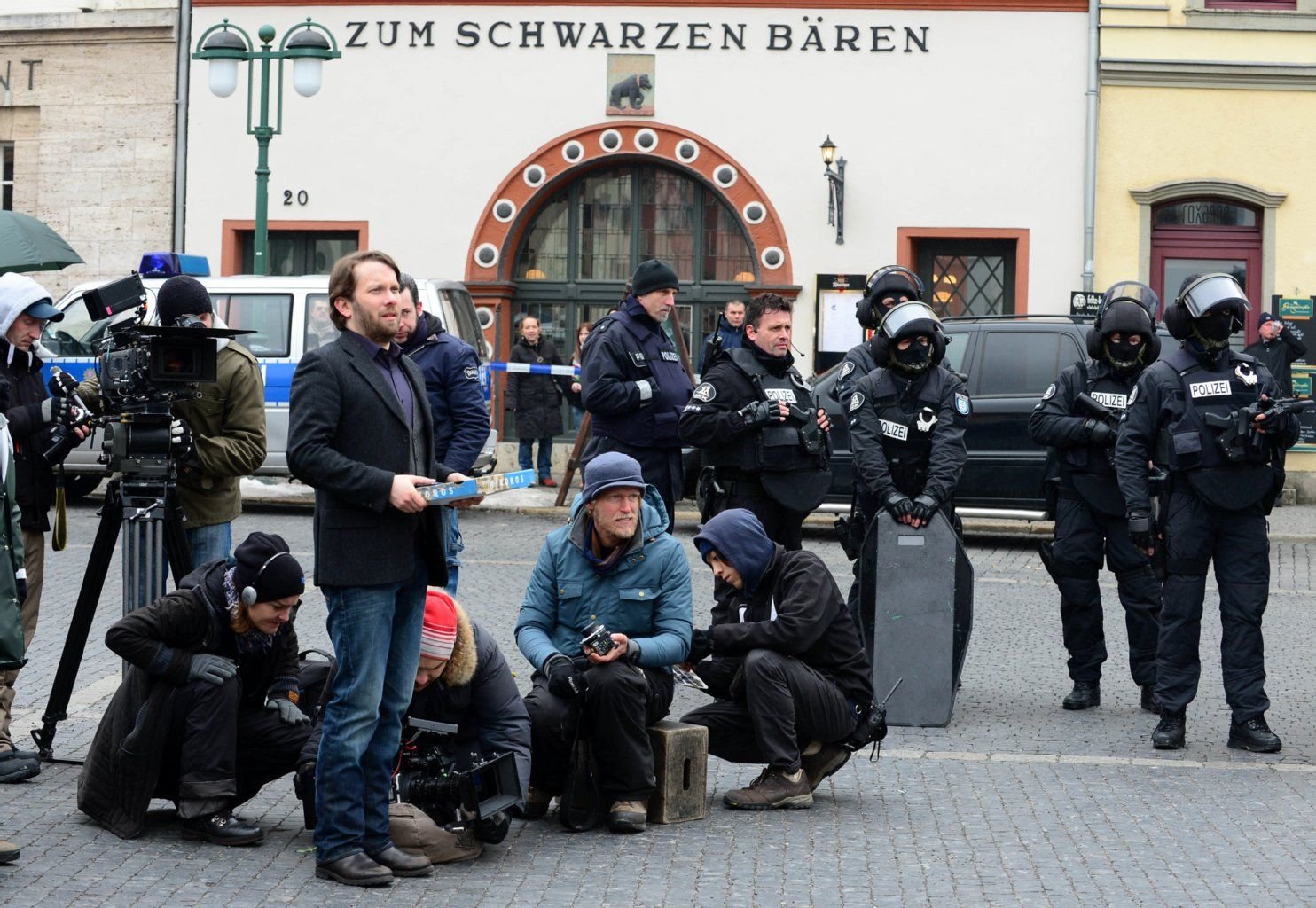 Der Schauspieler Christian Ulmen steht in Weimar (Thüringen) bei Dreharbeiten für den "Tatort" zwischen der Filmcrew auf dem Marktplatz.