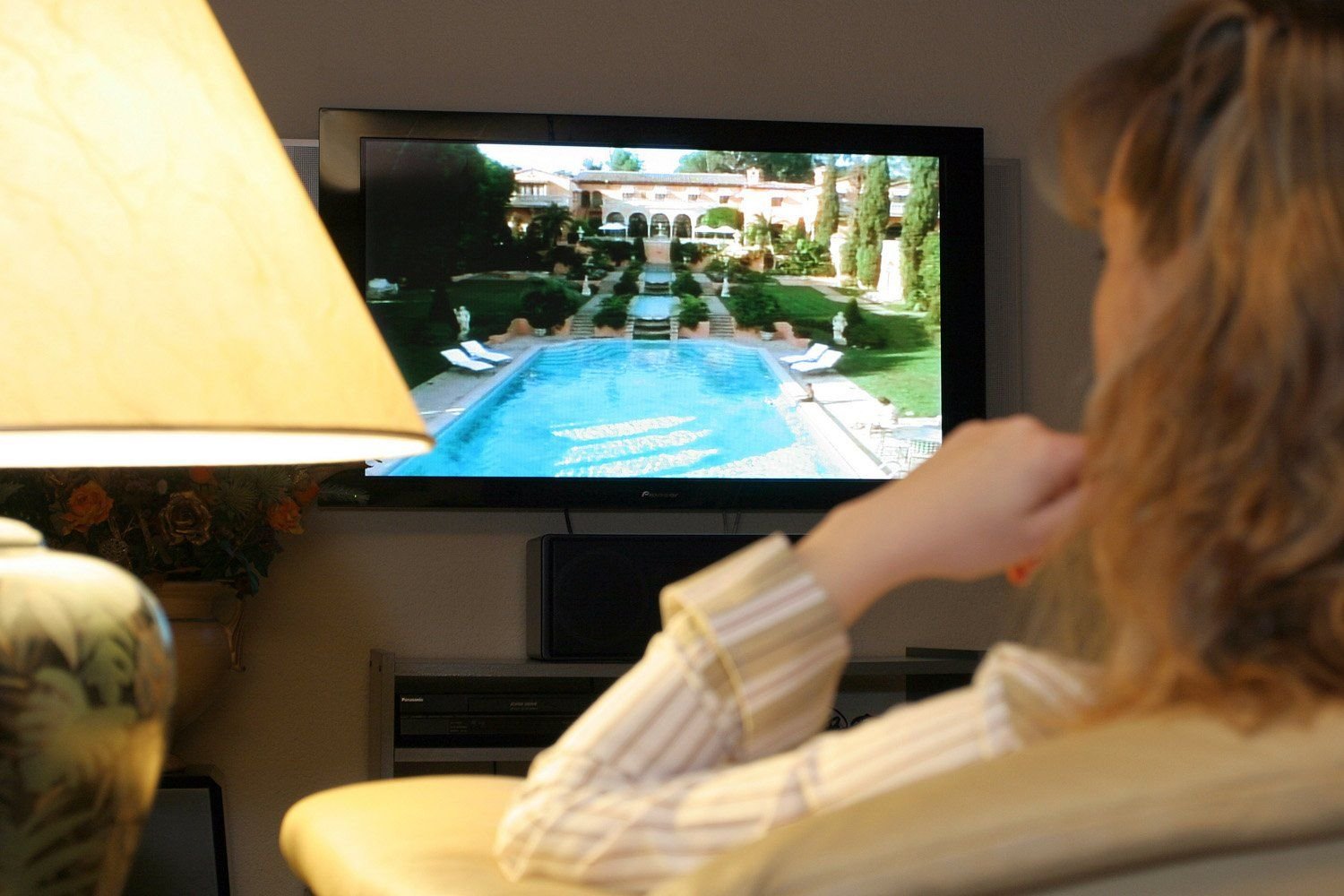 Freizeit, Information und Unterhaltung sind laut Gesetzgeber aus der Regelleistung zu finanzieren - aber ein Fernseher gehört trotzdem nicht zur Erstausstattung einer Hartz-IV-Wohnung.