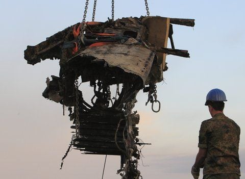 Ein Soldat dirigiert im Hafen Sassnitz die Beförderung des Rumpfteiles eines Sturzkampfbombers (Stuka) Junkers Ju 88 nach dem Bergen aus der Ostsee. (FOTO: DAPD)