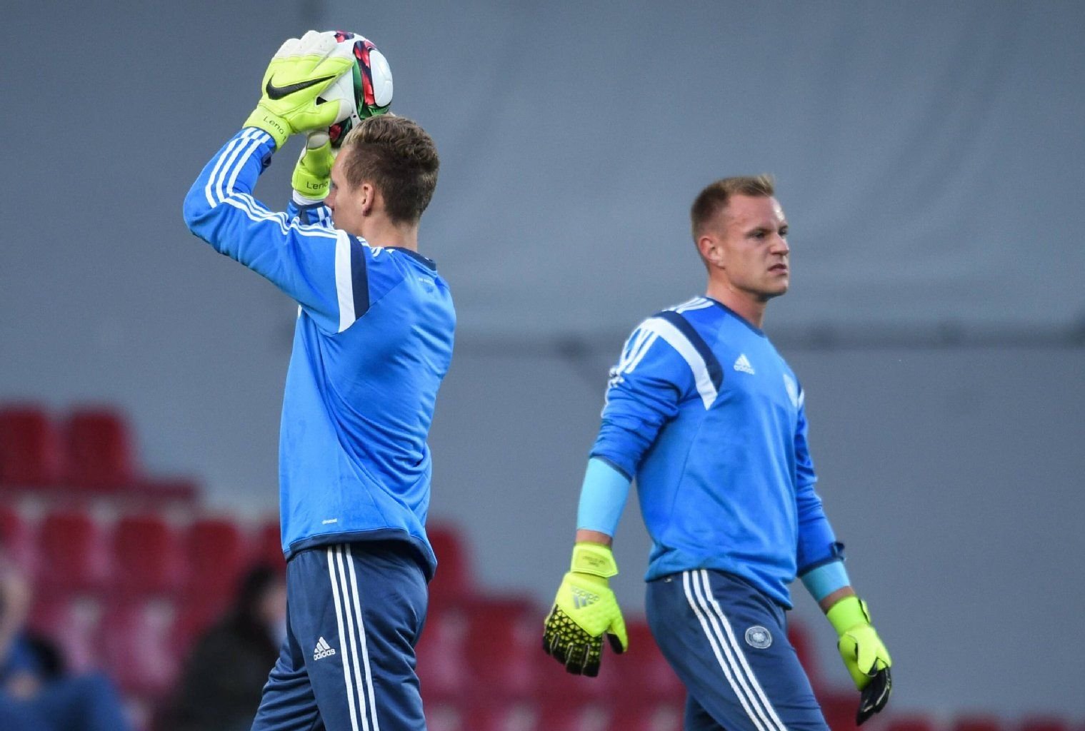 Bernd Leno und Marc-Andre ter Stegen (r.) sind große Konkurrenten.