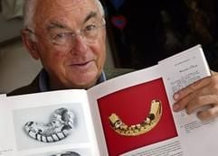 Zahnarzt Werner Neuhauser zeigt am Freitag (14.05.2004) in Kempten auf eine Abbildung in einem Fachbuch zur Gwschichte der Zahnmedizin. (Foto: dpa)