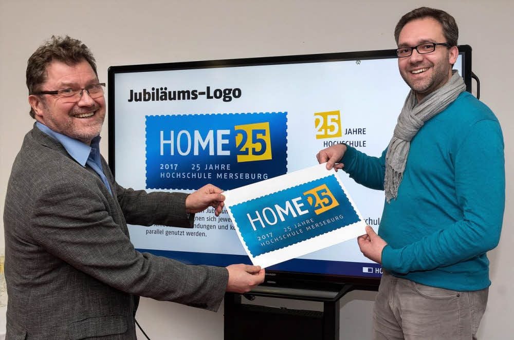 Professor Jörg Kirbs und Christian Auspurg stellen das neue Logo der Hochschule vor.