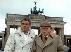 Der US-amerikanische Regisseur Billy Wilder (1906 bis 2002, r.) und der Schauspieler Horst Buchholz (l.) stehen im Februar 1993 vor dem Brandenburger Tor in Berlin. (Archivfoto: dpa)