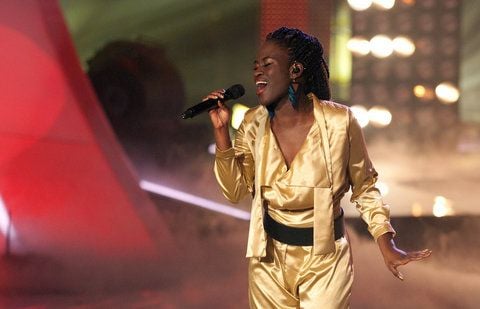 Ivy Quainoo singt im Finale der Castingshow «The Voice of Germany». Quainoo ist 20 Jahre alt und stammt aus Ghana. (FOTO: DPA)