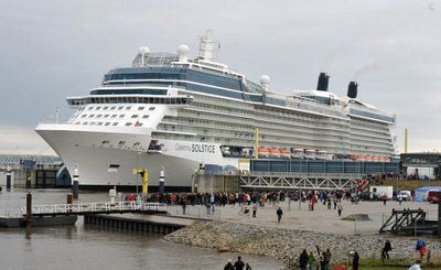 Im Streit um den Schutz deutscher Touristen vor Piratenangriffen vor der somalischen Küste hat Verteidigungsminister Jung vor Kreuzfahrten gewarnt. (FOTO: DPA)