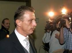 Der Ex-Bundesliga-Trainer Christoph Daum (2.v.l) verlässt vorm Saal im Koblenzer Landgericht. Daum wird zur Last gelegt, in mindestens 63 Fällen Kokain erworben zu haben. Die Staatsanwaltschaft hat am Dienstag beantragt, den Gutachter der Haarproben als Zeugen zu vernehmen. Außerdem sollten der Notar, der beim Abschneiden der Haaredabei war, und Bayer Leverkusens Manager Reiner Calmund, der die Haarprobe zu dem Gutachter gebracht hatte, gehört werden.