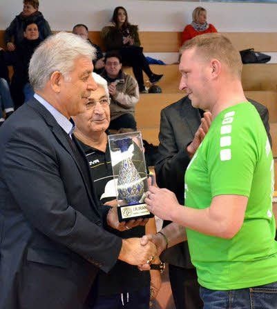 Alexander Schlotbohm hat vom iranischen Handball-Chef Abullhassan Mahdavi (li.) ein Geschenk erhalten.