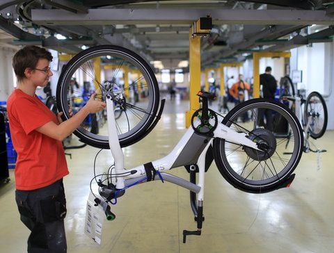 Mechanikerin Stefanie Fister montiert an einem Fließband der Mifa Mitteldeutsche Fahrradwerke AG in Sangerhausen moderne E-Bikes.