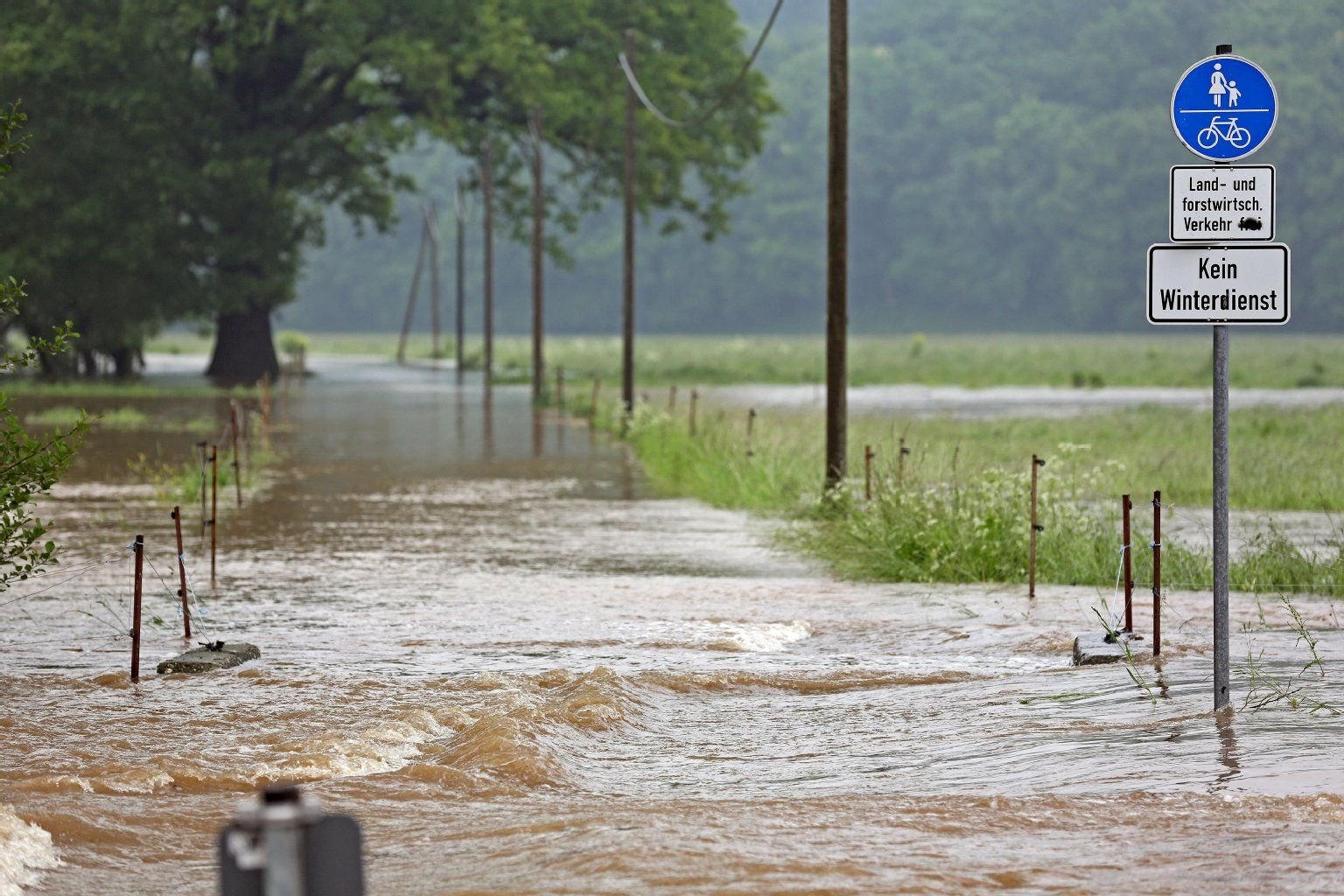 Die Straße zwischen Wetterzeube und Koßweda im Burgenlandkreis war Anfang Juni 2013 wegen des Hochwassers unpassierbar.