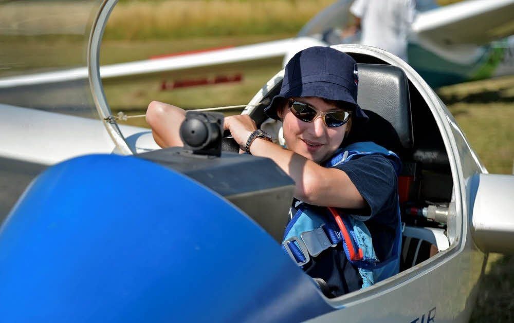 Letzte Vorbereitungen, bevor die Ascherslebenerin Katja Trepte mit ihrem Segelflugzeug abhebt.
