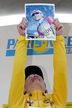 Der Kasache Alexander Winokurow (Telekom) hält auf dem Siegerpodest ein Bild von seinem verstorbenen Landsmann Andrei Kivilev in die Höhe. Winokurow gewann zum zweiten Mal die Radrennfahrt Paris-Nizza. (Foto: dpa)