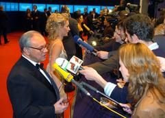 Die «Gastgeber» des Abends, der Verleger Hubert Burda und seine Frau Maria Furtwängler, geben am Donnerstag (1. Dezember 2005) in München vor der Verleihung des Medienpreises Bambi Interviews. (Foto: dpa)
