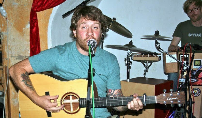 Roman verleiht der Band „Nepomuk“ aus Dortmund seine Stimme. Die insgesamt vier Musiker traten im „Hotel Wien“ am Freitagabend auf.