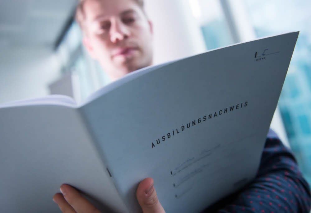 Im Berichtsheft dokumentieren Jugendliche, was sie in Betrieb und Berufsschule gelernt haben. Ein ausgefülltes Heft ist Voraussetzung, um zur Prüfung zugelassen zu werden.