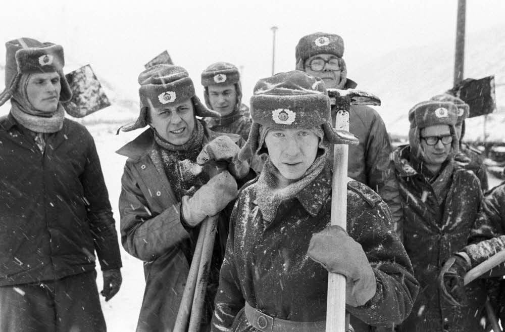 NVA-Soldaten helfen den Bergleuten im Lausitzer Tagebau Meuro.