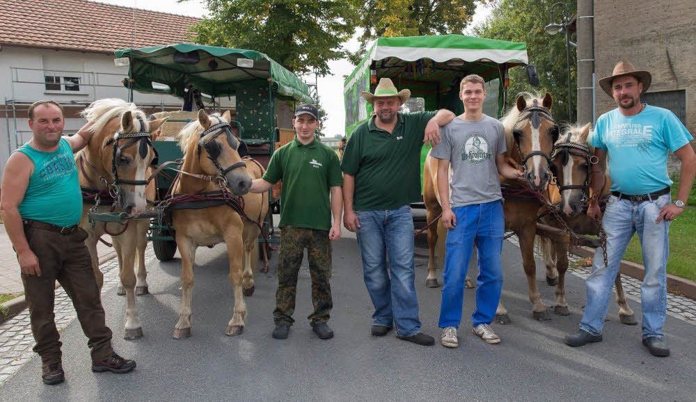 Die fünf Klossaer und ihre vierbeinigen Begleiter vor Beginn der Kremser-Tour nach Havelberg. Thomas Hensel steht in der Mitte.