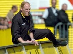 Dortmunds Trainer Matthias Sammer steigt während des Spiels am 22.05.2004 im Kaiserslauterer Fritz-Walter-Stadion über eine Bande (Archivfoto). Fußball-Bundesligist Borussia Dortmund und Trainer Matthias Sammer haben sich auf ein vorzeitiges Ende ihrer Zusammenarbeit geeinigt. Dies teilte der Club am Sonntag (30.05.2004) mit. Demnach wird der bis 2006 bestehende Vertrag mit Sammer zum 30. Juni 2004 aufgehoben. Den Nachfolger von Sammer will der Club in der nächsten Woche vorstellen. (Foto: dpa)