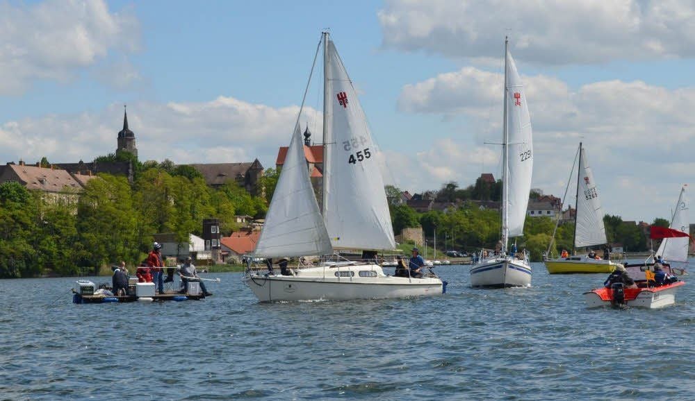 Links ist das Bier-Floß zu sehen, das beim Ansegeln auf dem Süßen See eine wichtige Rolle spielt.