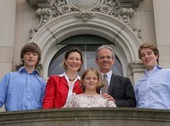 Prinz Alexander von Sachsen (2.v.r.) steht in Dresden gemeinsam mit seiner Frau, Prinzessin Gisela von Sachsen (2.v.l.) und den Kindern Paul-Clemens (l.), Maria Teresita (M.) und Mauricio-Gabriel (r.) auf der Terrasse seiner Villa in Dresden. (Foto: dpa)