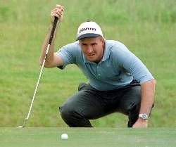 Das Archivbild vom 13.06.1999 zeigt den deutschen Golf-Profi Thomas Gögele bei den German Open der Profigolfer in Bad Saarow am Scharmützelsee, der das Grün liest. (Foto: dpa)