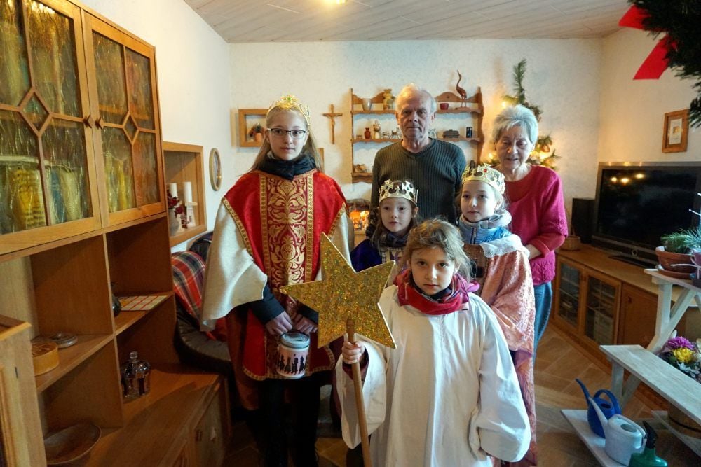 Die Sternsinger bringen den Eheleuten Stähr den Segen Gottes.