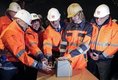 Bahn-Chef Rüdiger Grube (v.l.), Tunnelpatin Elga Daehre, Bundesverkehrsminister Peter Ramsauer (CSU), Sprengmeister Mathias Dinger und Sachsen-Anhalts Verkehrsminister Karl-Heinz Daehre bereiten am Mittwoch im Bibratunnel in Saubach die Sprengung zum Tunneldurchbruch vor. (FOTO: DPA)