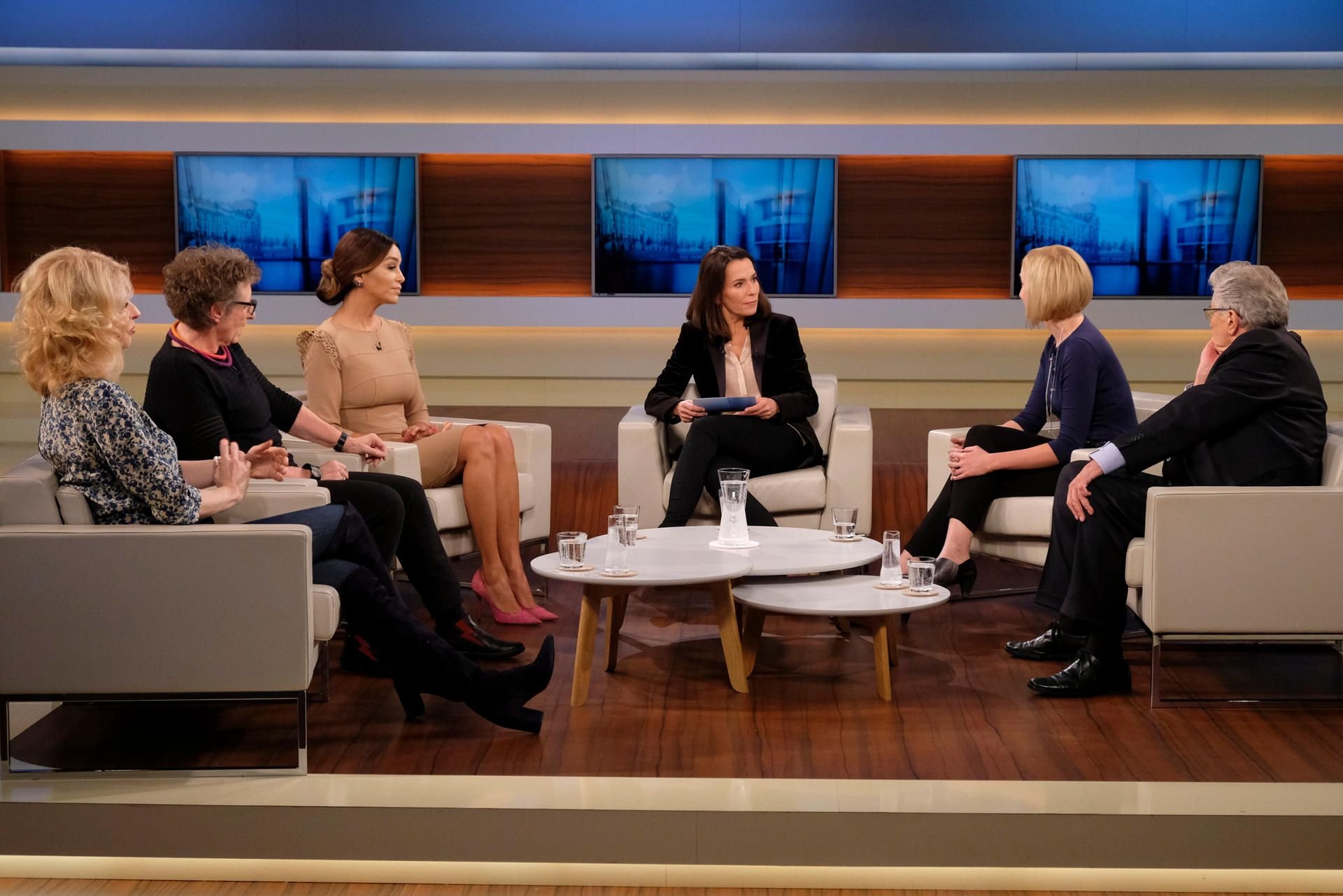 Die Runde bei Anne Will mit Heike-Melba Fendel (l-r), Künstleragentin und Autorin, Ursula Schele, Bundesverband Frauenberatungsstellen und Frauennotrufe - Frauen gegen Gewalt, Verona Pooth, Moderatorin und Unternehmerin, Moderatorin Anne Will, Laura Himmelreich, Chefredakteurin Vice.com Deutschland, und Gerhart Baum (FDP).