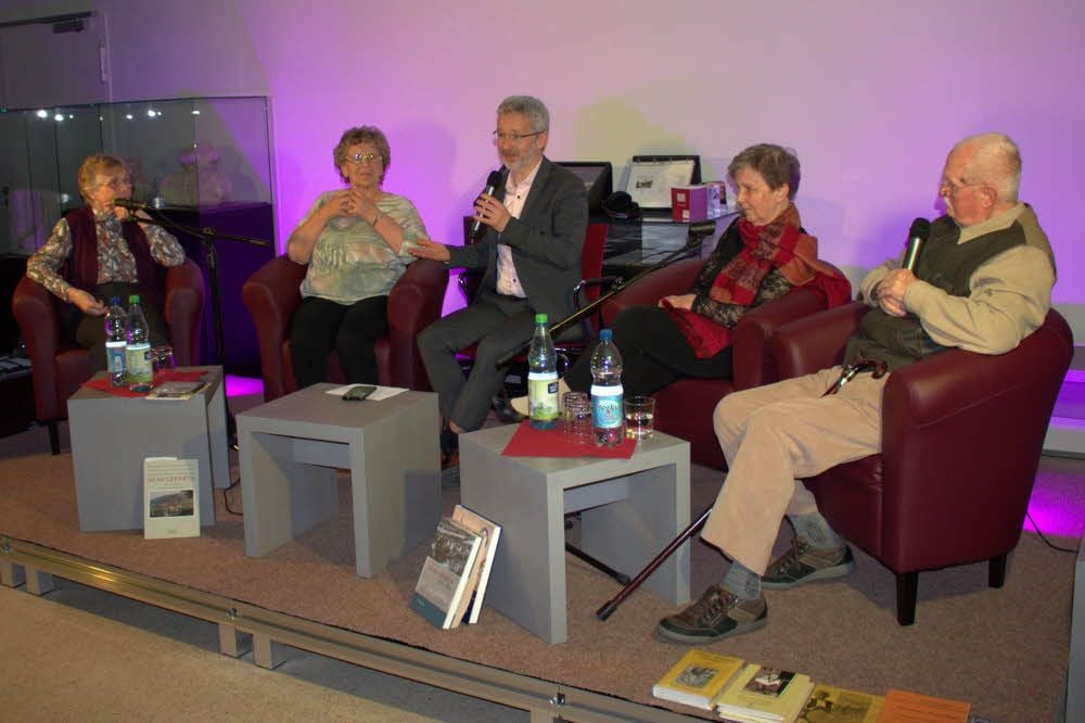 Die Gäste des Abends: Renate Frankenberger und Theresia Schnuppe links neben Moderator Mathias Haase, sowie Elisabeth Brinkmann und Karlheinz Klimt.