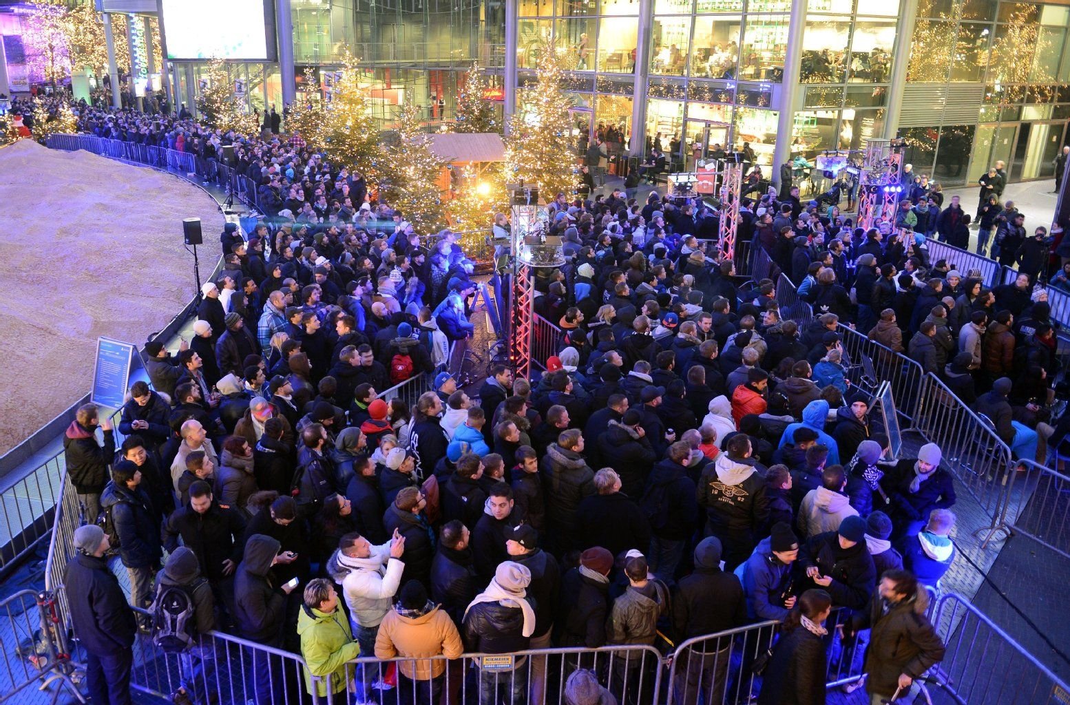 Menschenmassen stehen am Donnerstagabend im Sony Center Berlin für den Verkaufsstart der Playstation 4 an.