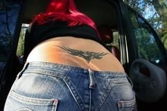 In den neunziger Jahren war das «Arschgeweih» - ein Tribal auf dem Steiß - die Trend-Tätowierung schlechthin. (Foto: dpa)